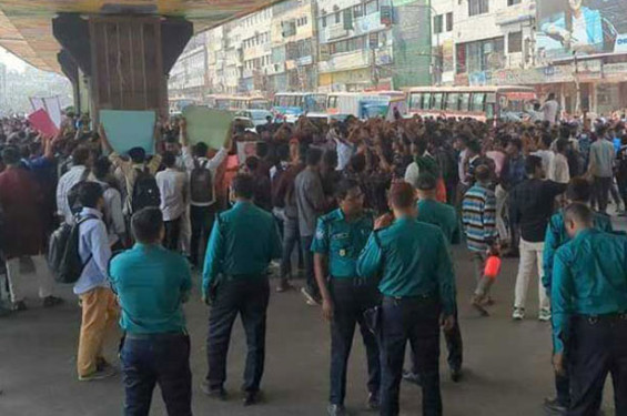 মহাখালীতে রেললাইন অবরোধ করেছে তিতুমীরের শিক্ষার্থীরা