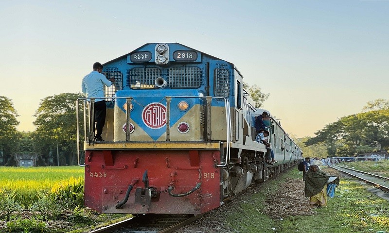 কুমিল্লায় ১৬ ঘণ্টা পর উদ্ধার লাইনচ্যুত ট্রেন