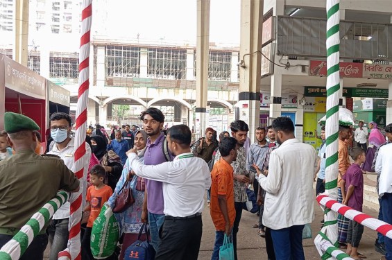 খুশির ঈদযাত্রা : ট্রেন ছাড়ছে সময় মতোই, উচ্ছ্বসিত ঘরমুখো মানুষ