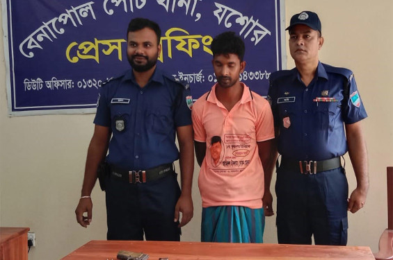 বেনাপোলে পিস্তল, গুলি ও ম্যাগাজিনসহ ভ্যানচালক আটক