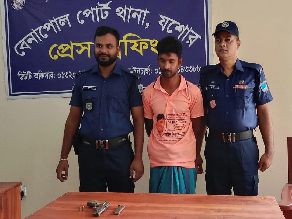 বেনাপোলে পিস্তল, গুলি ও ম্যাগাজিনসহ ভ্যানচালক আটক