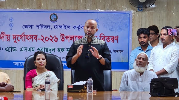 টাঙ্গাইলে ৫৩টি পূজামণ্ডপে জেলা পরিষদের চেক প্রদান