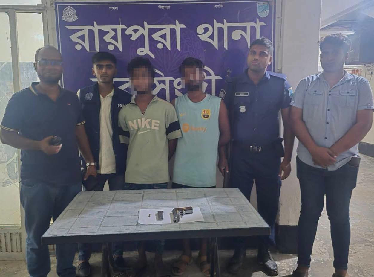 পুলিশের চেকপোস্টে ধরা দুই যুবক, কোমরে মিলল বিদেশি পিস্তল