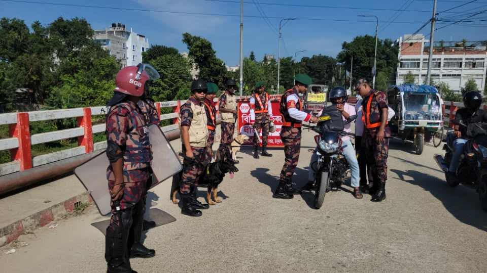 উপনির্বাচন ঘিরে ঠাকুরগাঁওয়ে বিজিবির কড়া নিরাপত্তা, চলছে বিশেষ মহড়া