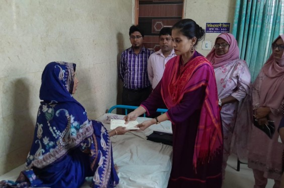 শহীদ কন্যা লামিয়ার মায়ের হাতে সরকারি সহয়তা তুলে দিলো দুই মন্ত্রনালয়