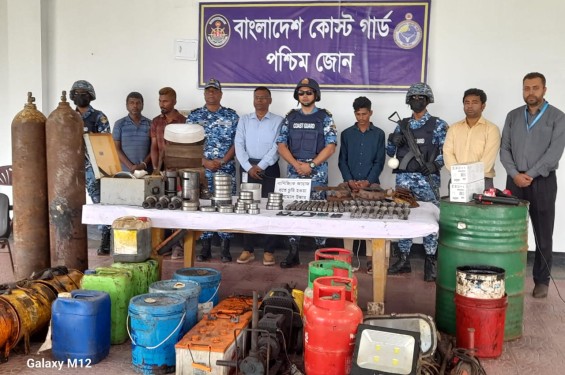 মোংলায় বাণিজ্যিক জাহাজের লুট হওয়া মালামাল উদ্ধার, আটক-৩