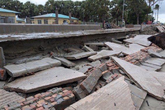 পটুয়াখালীতে বেড়িবাঁধ বিধ্বস্ত, পানিবন্দি কয়েক হাজার মানুষ