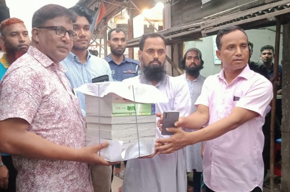 দেবীগঞ্জে খুনের শিকার মোকলেছানের ৩ সন্তানের দায়িত্ব নিলেন ওসি সোহেল রানা