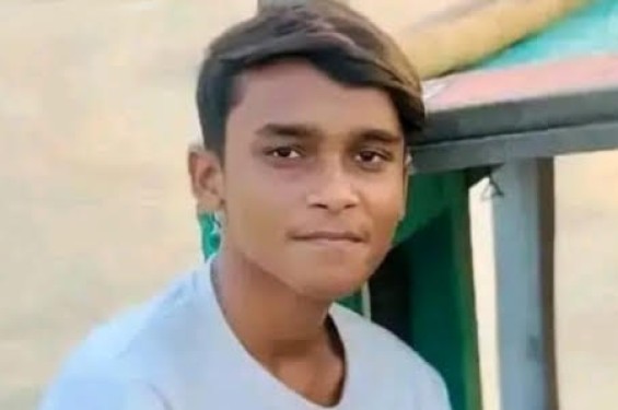 ট্রেনের ছাদে ভ্রমণ, কাঁঠাল গাছে ধাক্কা লেগে প্রাণ গেল কিশোর রনকের