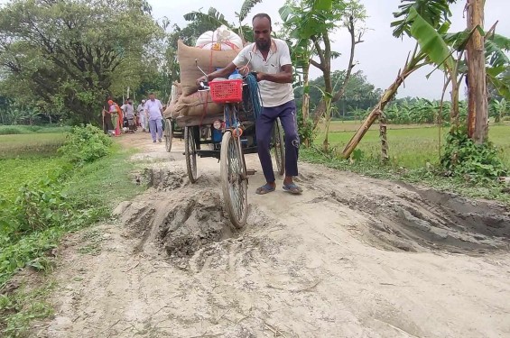 নওগাঁর বৃহৎ চুনিয়াগাড়ী গ্রামের তিনটি গ্রামীণ রাস্তার বেহাল দশা ॥ থমকে আছে সার্বিক উন্নয়ন