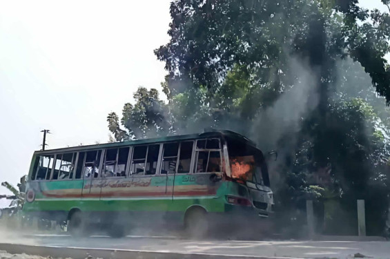 নাগরপুরে এসবি লিংক বাসের ধাক্কায় স্কুল শিক্ষার্থীর মৃত্যু, উত্তেজিত জনতার গাড়িতে আগুন