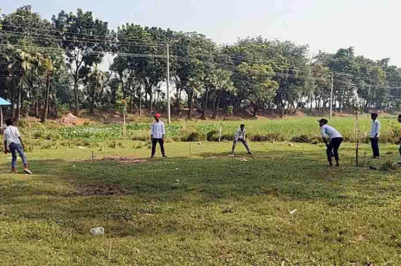 মানসম্মত খেলার মাঠ ও আধুনিক শহীদ মিনার নেই রাণীনগরের সিম্বা ইউনাইটেড উচ্চ বিদ্যালয়ে