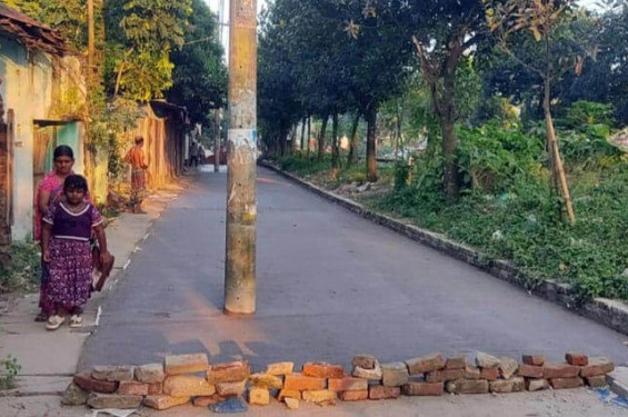 নরসিংদীতে 'হাস্যকর উন্নয়ন': ঢালাই রাস্তার মাঝখানে ৬ বিদ্যুতের খুঁটি