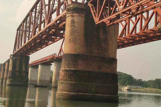তিন দফা ভূমিকম্পে ঘোড়াশাল রেলসেতুর পিলারে ফাটল, আতঙ্কে যাত্রী-স্থানীয়রা