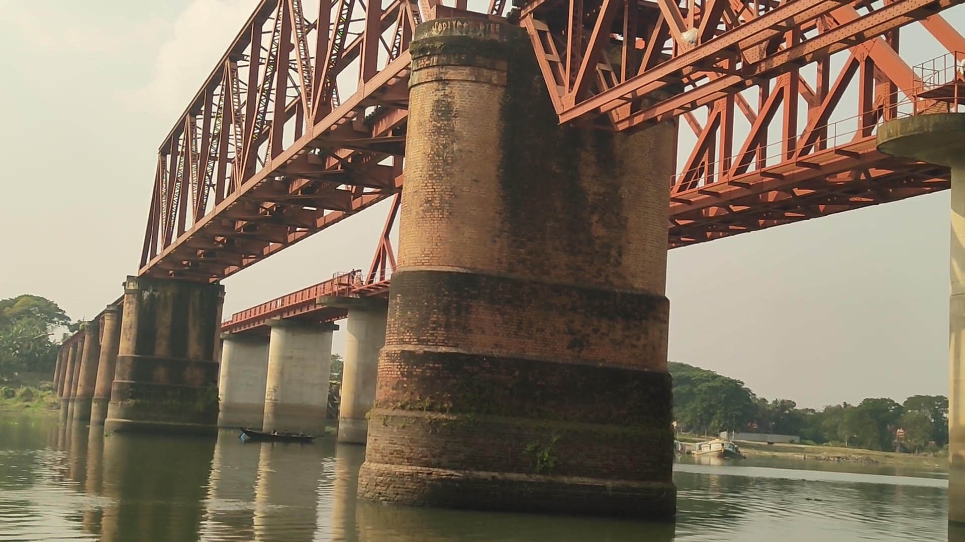 তিন দফা ভূমিকম্পে ঘোড়াশাল রেলসেতুর পিলারে ফাটল, আতঙ্কে যাত্রী-স্থানীয়রা