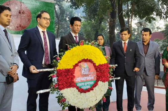 বিজয়ের প্রথম প্রহরে ৩১ বার তোপধ্বনি, পঞ্চগড়ে বিজয় দিবসে পুষ্পস্তবক অর্পণ