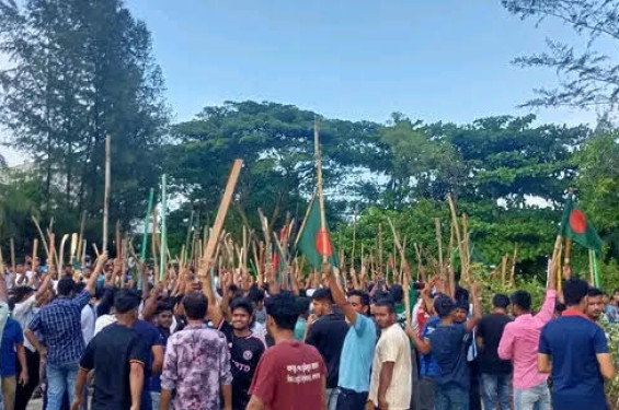 শিক্ষার্থীদের উপর হামলার প্রতিবাদে বশেমুরবিপ্রবিতে বিক্ষোভ মিছিল
