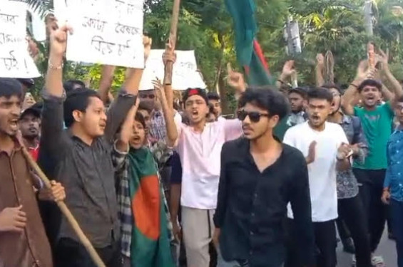 যশোরে শিক্ষার্থীদের বিক্ষোভ মিছিল  ও অবস্থান কর্মসূচী