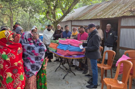 আওয়ামী লীগ নেতার বাড়িতে বিএনপি নেতাদের কম্বল বিতরণ নিয়ে রাজনৈতিক মহলে তোলপাড়