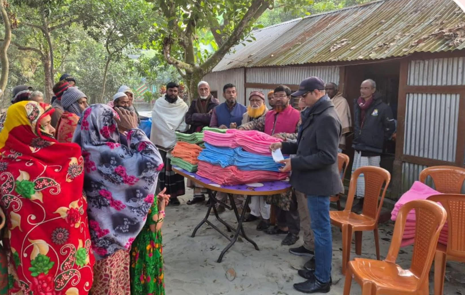 আওয়ামী লীগ নেতার বাড়িতে বিএনপি নেতাদের কম্বল বিতরণ নিয়ে রাজনৈতিক মহলে তোলপাড়