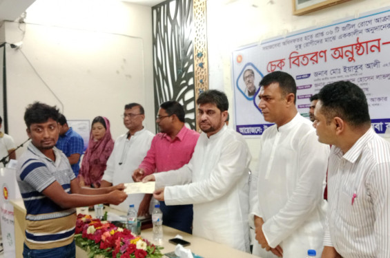 মণিরামপুরে জটিল রোগে আক্রান্ত রোগীদের মাঝে অনুদানের চেক বিতরণ