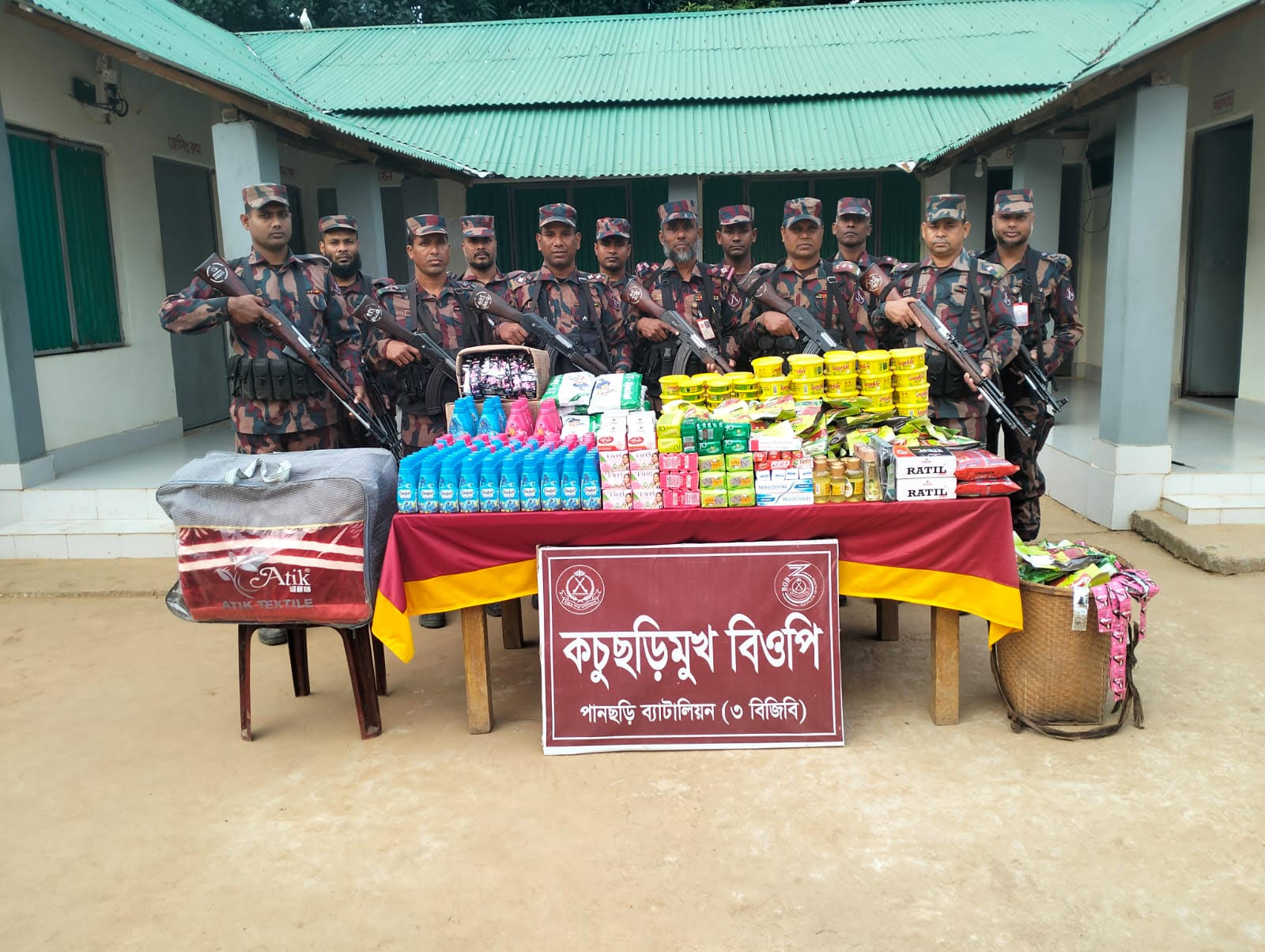 পানছড়ি সীমান্তে বিপুল পরিমাণ ভারতীয় পণ্য জব্দ করল বিজিবি