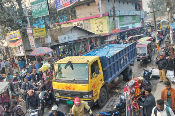 জলঢাকায় যানজট চরমে, স্থবির হয়ে পড়ছে জনজীবন