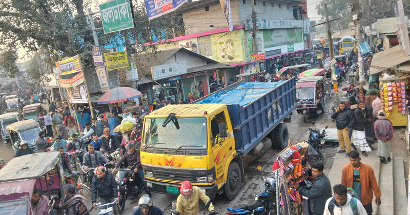 জলঢাকায় যানজট চরমে, স্থবির হয়ে পড়ছে জনজীবন
