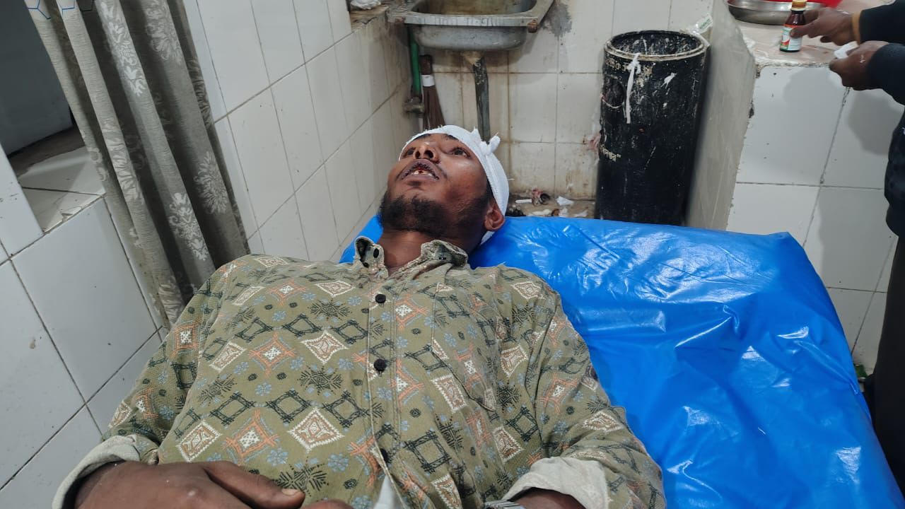 বাউফলে পাওনা টাকা চাওয়ায় যুবককে কুপিয়ে জখম, বাবা-মাসহ আহত ৩
