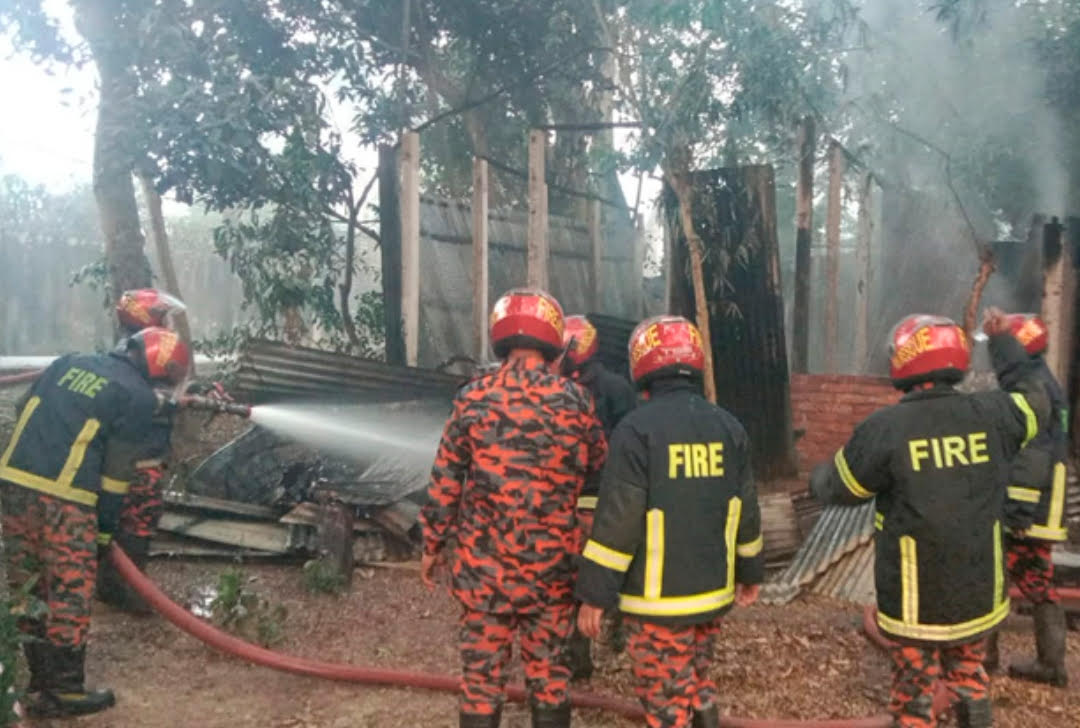 শিবপুরে আগুনে পুড়ল বিধবার একমাত্র মাথা গোঁজার ঠাঁই