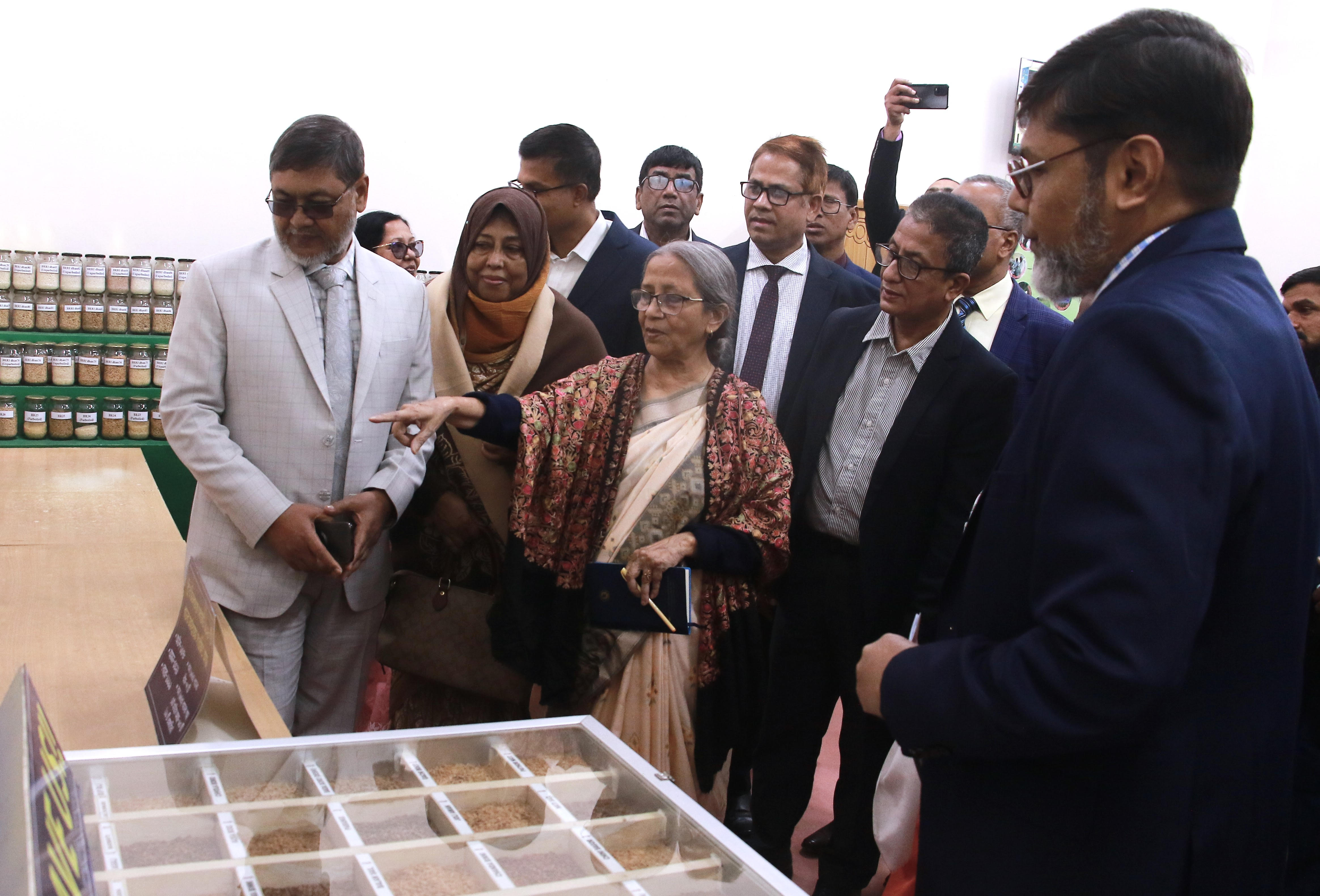 কৃষি জমির অপব্যবহার রোধ ও দেশীয় ধান সংরক্ষণে জোর দিলেন মৎস্য উপদেষ্টা