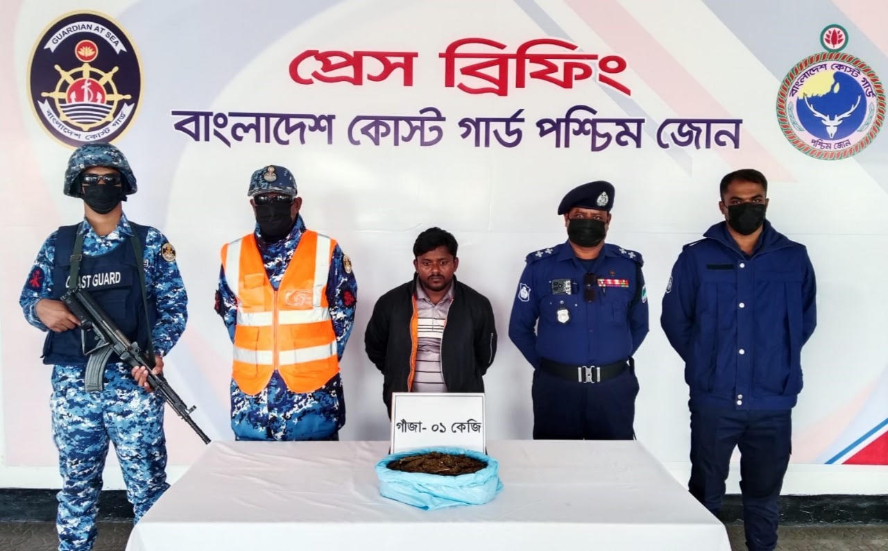 মোংলায় যৌথ অভিযানে গাঁজাসহ মাদক কারবারি আটক
