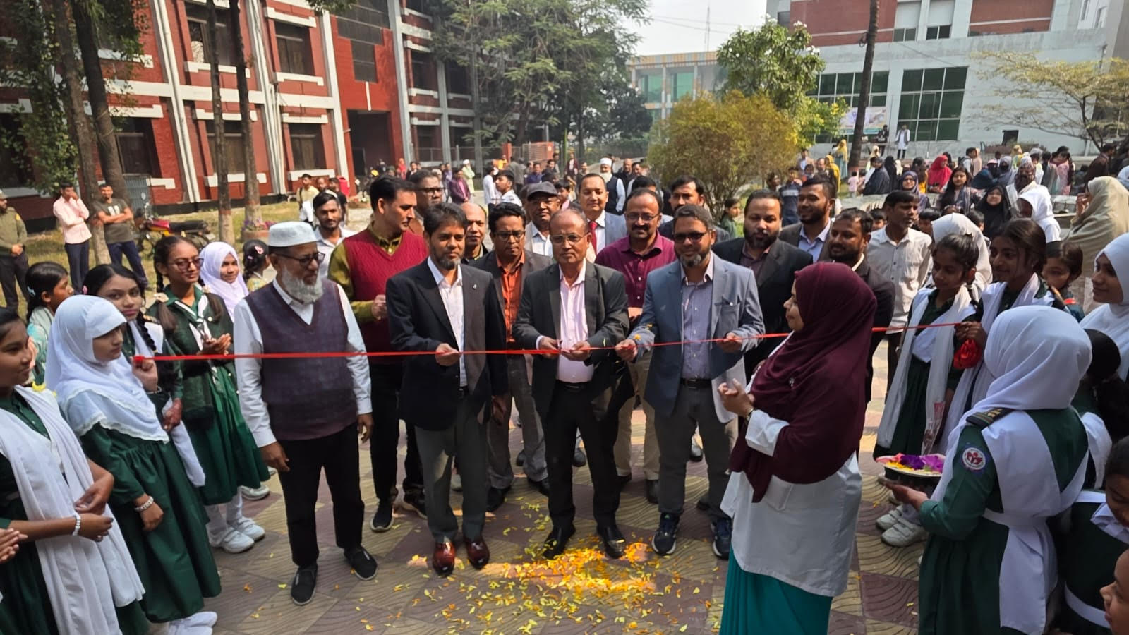 বাউবি ল্যাবরেটরি স্কুলে পিঠা উৎসব অনুষ্ঠিত