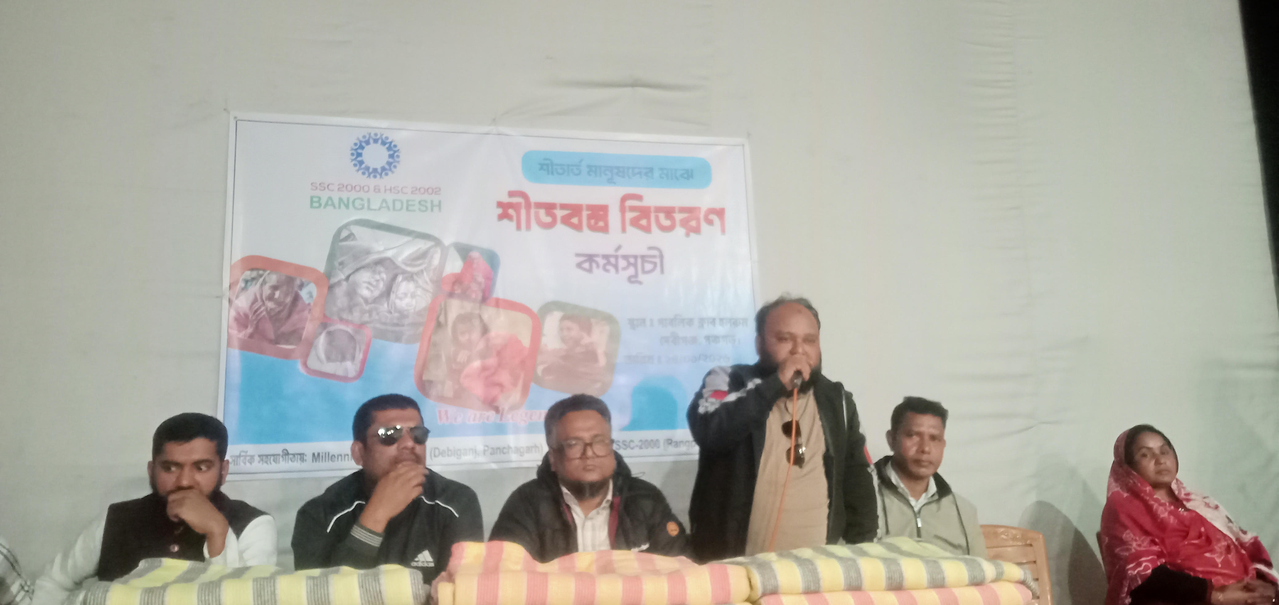 দেবীগঞ্জে এসএসসি ২০০০ ব্যাচের শীতবস্ত্র বিতরণ