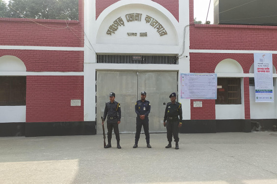 পোস্টাল ব্যালটে ভোট দিচ্ছেন পঞ্চগড়ের ১৮ কারাবন্দি
