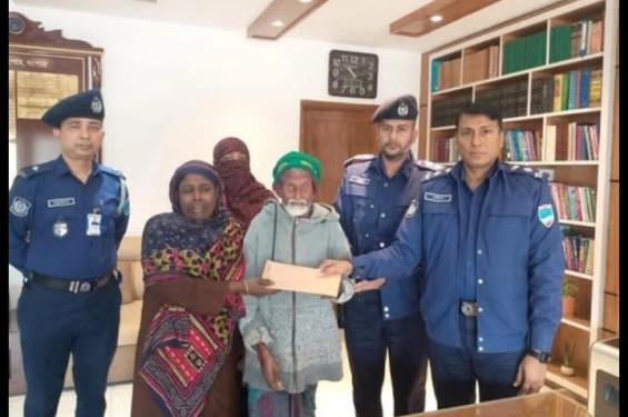 ঝিকরগাছায় নিহত ভ্যানচালকের পরিবারের পাশে পুলিশ সুপার