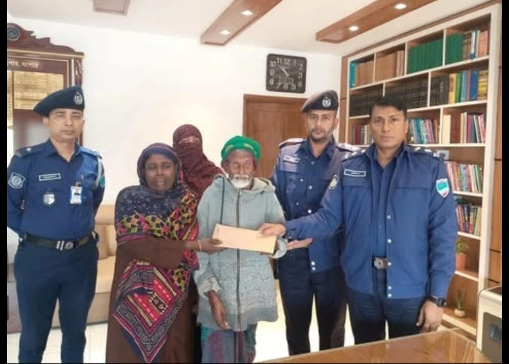 ঝিকরগাছায় নিহত ভ্যানচালকের পরিবারের পাশে পুলিশ সুপার