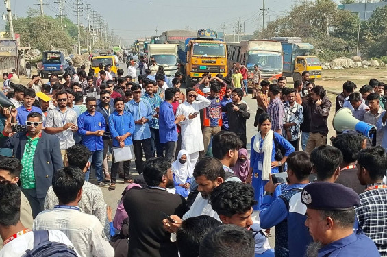 ঢাকা-সিলেট মহাসড়ক অবরোধ করে শিক্ষার্থীদের বিক্ষোভ, ৫ কিমি যানজট