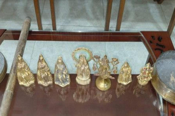 নওগাঁয় পুকুরে মাছ ধরার সময় সাতটি ছোট মূর্তি ও দুইটি বাটি উদ্ধার