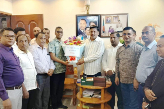 গাজীপুর সিটির নবনিযুক্ত প্রশাসককে প্রধান নির্বাহী কর্মকর্তার ফুলেল শুভেচ্ছা