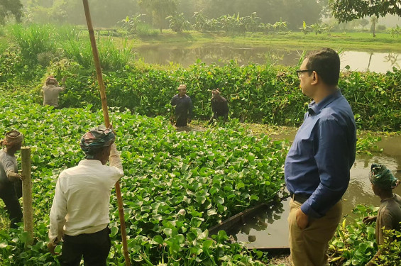 কচুরিপানায় বন্ধ খাল পরিষ্কার করলেন যুবদল নেতা মাসুদ খাঁন