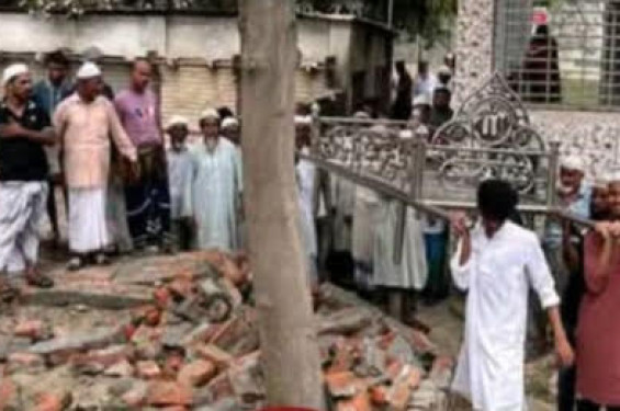 জানাযা শেষে কবরস্থানে যেতে দেয়ালের বাঁধা,দেয়াল ভেঙে পথ বানিয়ে তারপর  দাফন