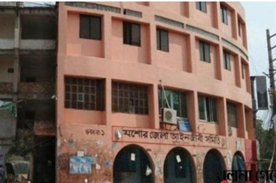 সাংবাদিক বেনজিন খানকে লাঞ্ছিত  যশোরে সেই আইনজীবী বাবা-ছেলে বহিষ্কার
