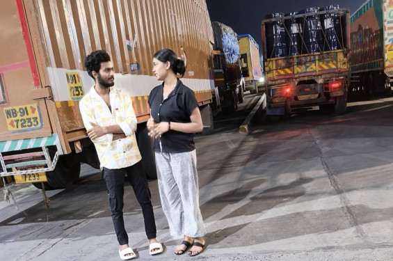 ভালবাসার টানে একই ট্রাকে, সীমান্ত পেরিয়ে বেনাপোলে ভারতীয় দম্পতি
