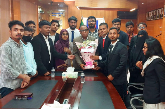 বাউবি উপাচার্যের সঙ্গে ‘স্কুল অব ল’ এর শিক্ষার্থীদের সৌজন্য সাক্ষাৎ
