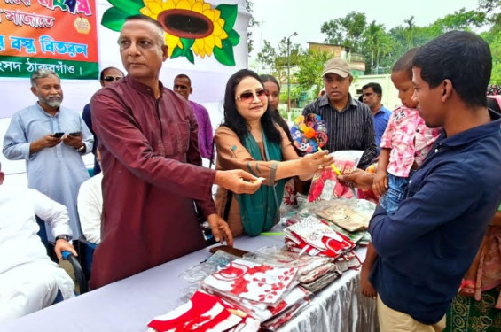 নববর্ষে ঠাকুরগাঁওয়ে সুবিধা বঞ্চিত শিশুরা পেলো নতুন জামা