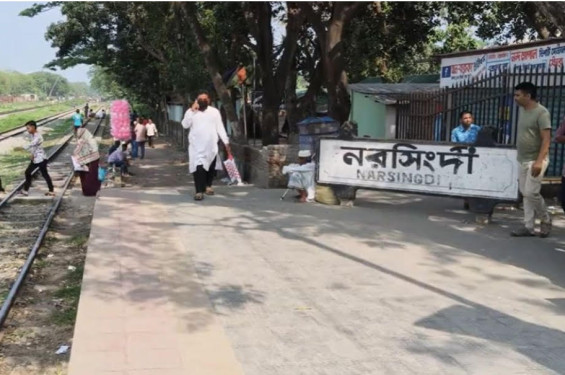 নরসিংদীতে সুবর্ণ এক্সপ্রেস ট্রেনে কাটা পড়ে যুবকের মৃত্যু