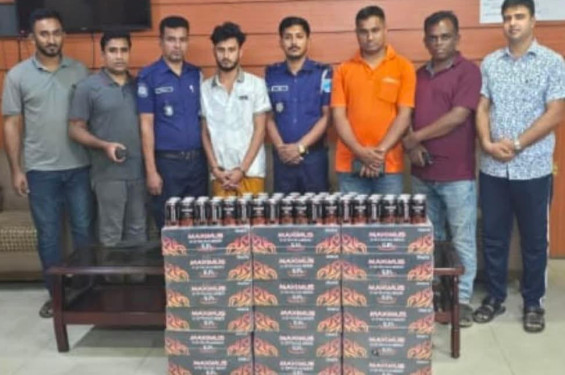 বাড়ির ভিতরেই মিনিবার,পুলিশের অভিযানে ৪৭০ ক্যান বিদেশী বিয়ার সহ যুবক আটক