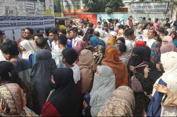 যশোরে এসএসসি পরীক্ষা শুরু, বাইরে অভিভাবকদের ভিড়, চলছে ব্যাপক কড়াকড়ি