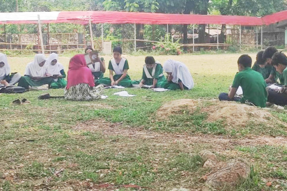 আলিকদমে তাপপ্রবাহ-লোডশেডিংয়ে বিপর্যস্ত শিক্ষা কার্যক্রম: শ্রেণিকক্ষ ছেড়ে খোলা আকাশের নিচে পাঠদান